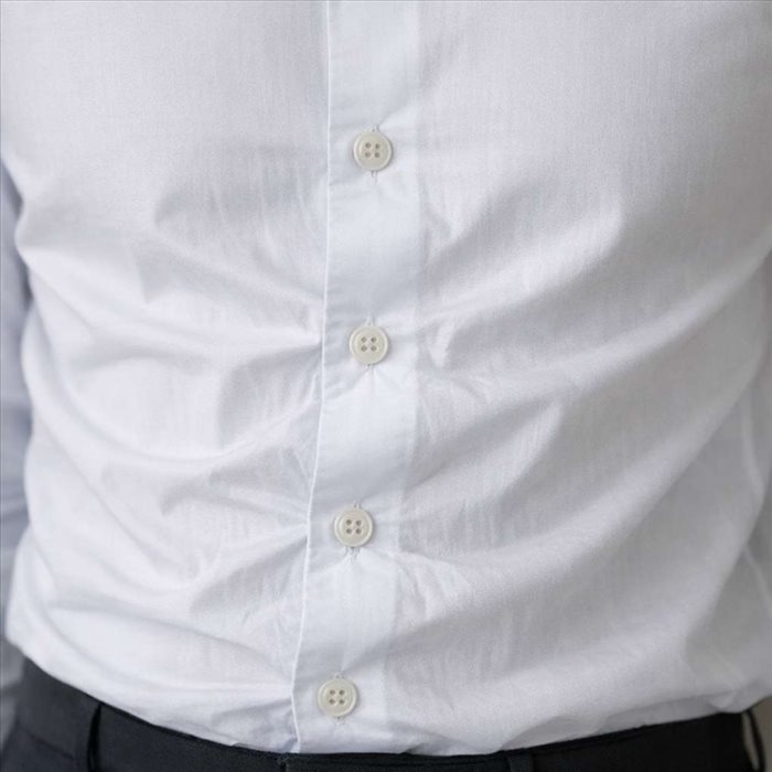 Pourquoi les chemises se froissent autour des boutons ? | Guide