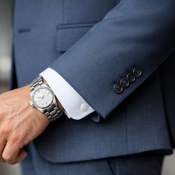 Pourquoi les manches de veste laissent voir la chemise ?